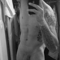 Webcam sexe et exhibition d'un mec tatoué