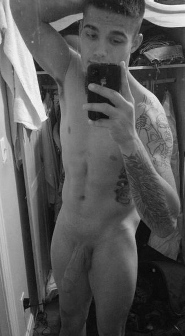 Webcam sexe et exhibition d'un mec tatoué